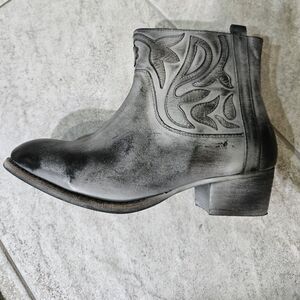 Womans boots size 6.5